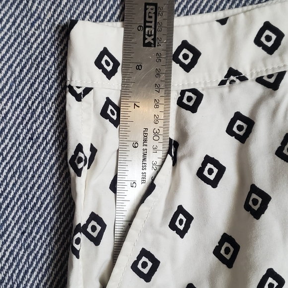 Old Navy Shorts - Cotton - 4 Pockets - Belt Loops - Cream + Black - EUC - Picture 5 of 11